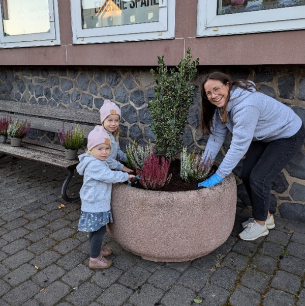 Herbstliche Pflanzaktion mit tatkräftiger Unterstützung vom „Kanzleinachwuchs“