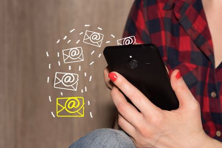 © studio v-zwoelf - stock.adobe.com Foto: Frau hält Mobiltelefon in der Hand